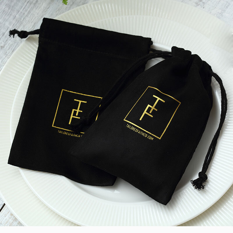 100 czarne flanelowe torby na prezenty jubilerskie spersonalizowane Logo aksamitna biżuteria opakowania woreczki ze sznurkiem ściągającym do dekoracji weselnych