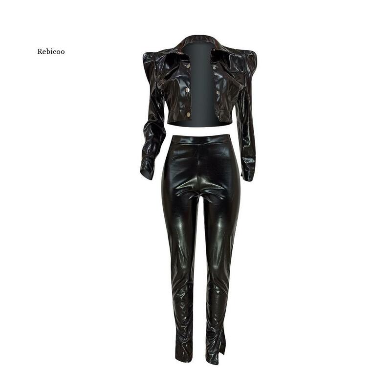 Женский спортивный костюм из двух предметов, черный укороченный топ из искусственной кожи с отложным воротником и длинным рукавом и облегающие брюки с разрезом на подоле