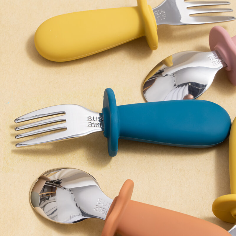 Set di forchette per cucchiaio per alimenti solidi di nuova progettazione Set di utensili da tavola per bambini in acciaio inossidabile con manico in Silicone senza BPA