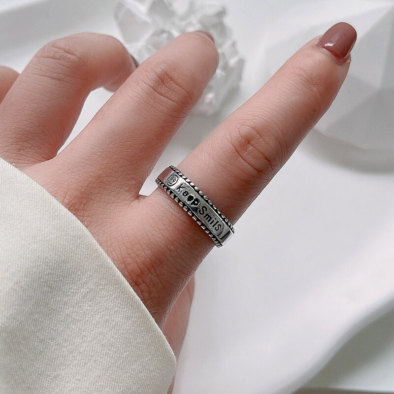 Женское кольцо из серебра 925 пробы с геометрической надписью улыбки