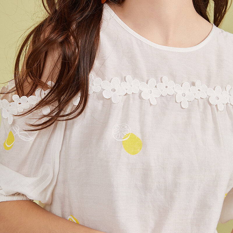 ARTKA-Blusa holgada de gasa con hombros descubiertos para verano, camisa blanca con estampado a la moda para mujer, manga corta, encaje, SA20205C, 2020