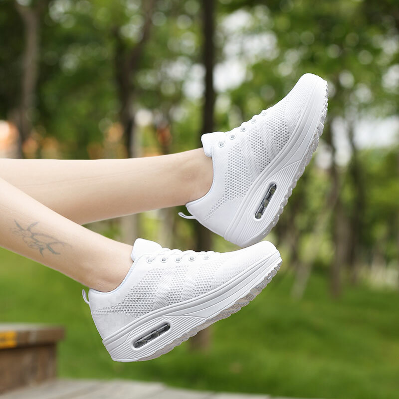 Kobiety rosną na co dzień modne oddychające buty na platformie z siatką do chodzenia trampki wysokie obcasy na koturnie Zapatillas Sneaker