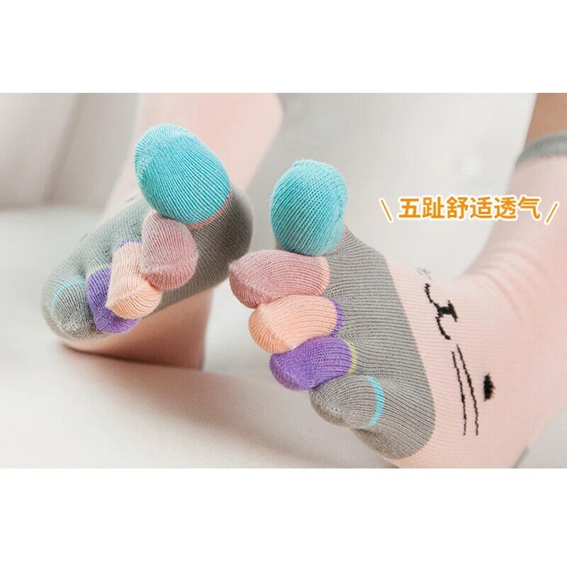 Meias curtas com cinco dedos para mulheres e meninas, meias de algodão puro com gato colorido, respirável, casual, harajuku, venda especial, 1 pairs