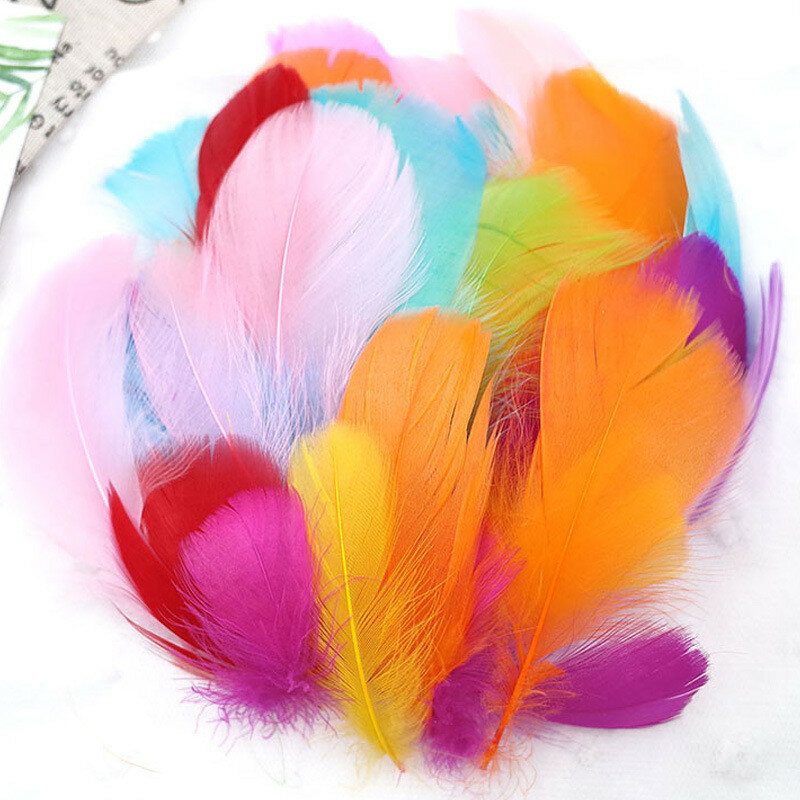 100 sztuk kolorowe pióra ręcznie robione zabawki DIY materiał wklej dekoracyjna kreatywna sztuka piórko pióropusz puszyste dodatki do sukni ślubnej