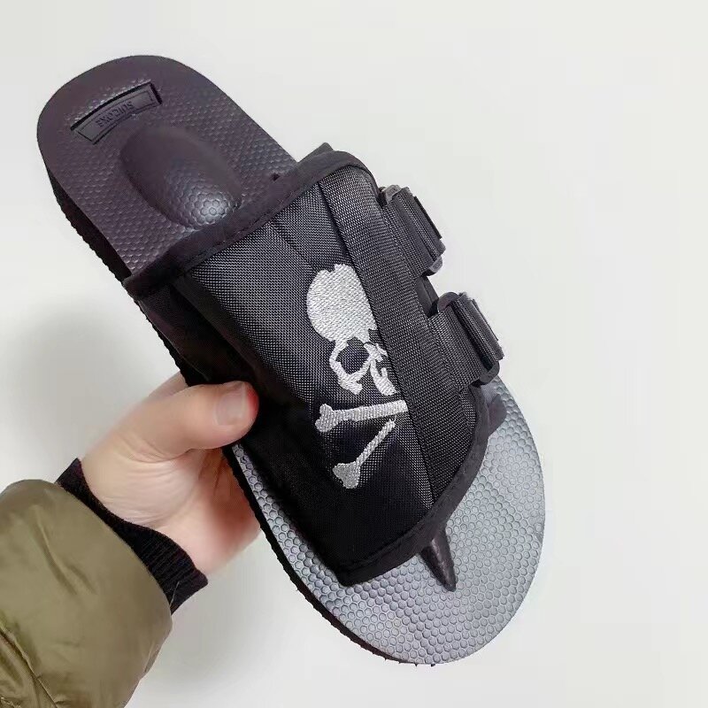 Nouvelle mode pantoufles de style japonais pour hommes sandales pour femmes anti-dérapant pantoufles suicidaires chaussures de plage pantoufles de créateur