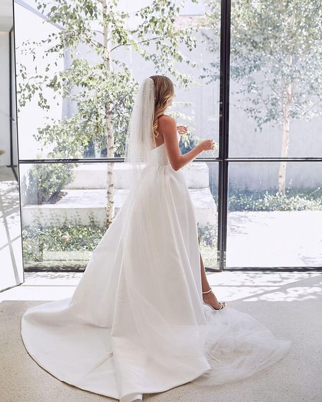 Fivsole – robe de mariée de princesse à plis simples, col en v, fente latérale haute, boutons au dos avec queue