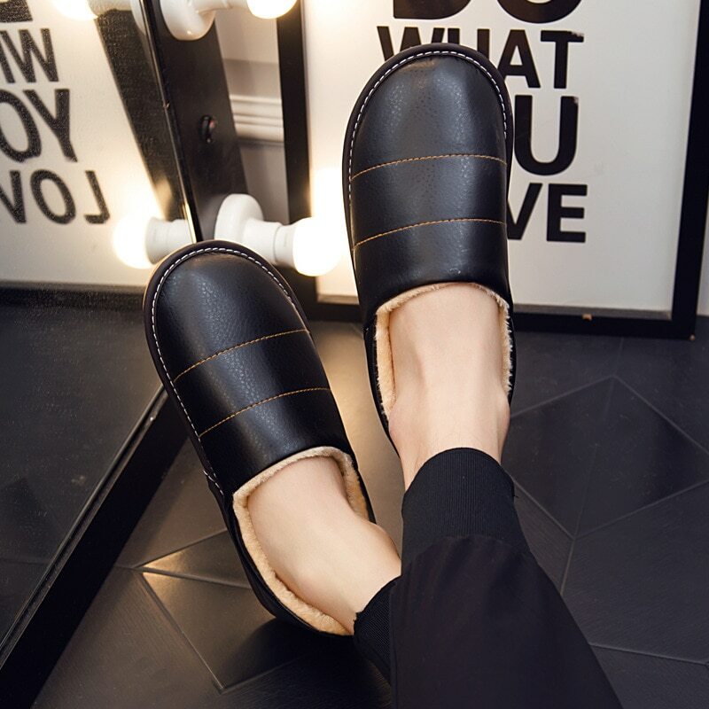 Skórzane kapcie męskie zimowe ciepłe buty Sweing Unisex domowe kapcie męskie pluszowe pantofle wewnętrzne 2022 Fashion Man kapcie futrzane buty