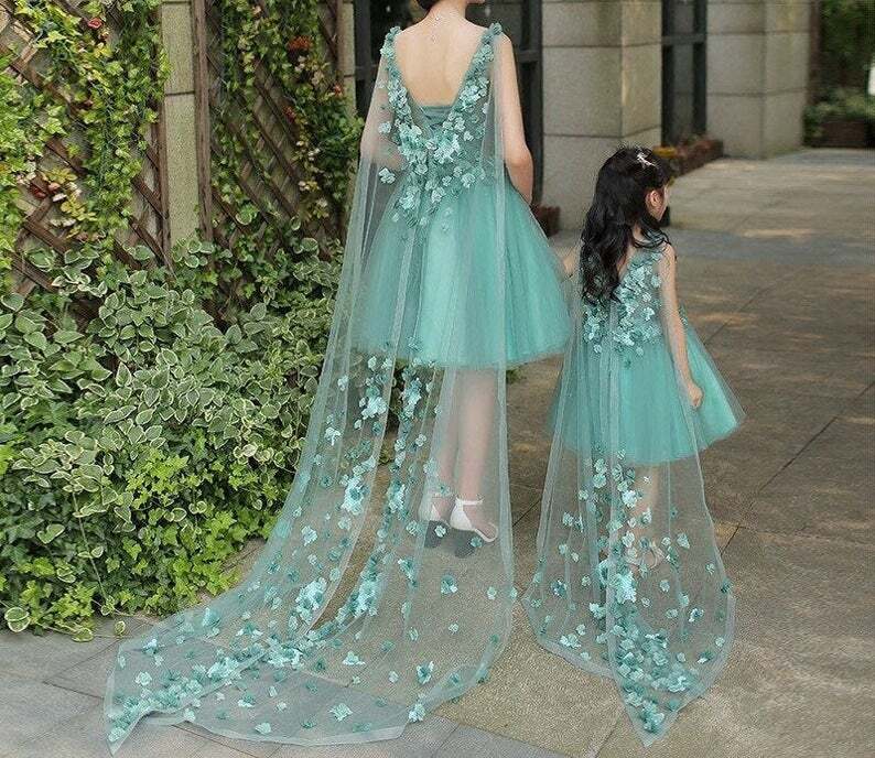 Gaun Anak Perempuan Bunga A Line Hijau Gaun Mini Kostum Pesta Ulang Tahun Anak-anak Applique Floral 3D Lengan Pendek Leher V