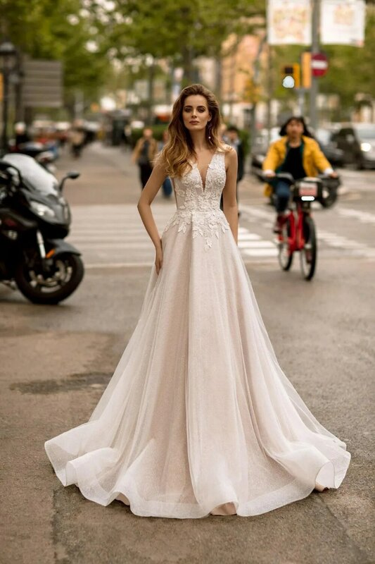 Jasnoróżowe błyszczące suknie ślubne tiulowe koronkowe aplikacje z koralikami suknie panny młodej brokat Boho dekolt bez pleców plażowa suknia ślubna