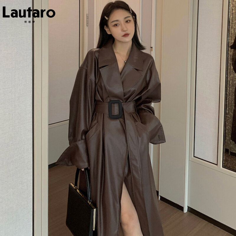 Lautaro Осенний оверсайз длинный коричневый кожаный тренч для женщин с ремнем Подиум Стильная Свободная мода в европейском стиле 2022 кожаный плащ пальто из искусственной кожи верхняя одежда женская 2021