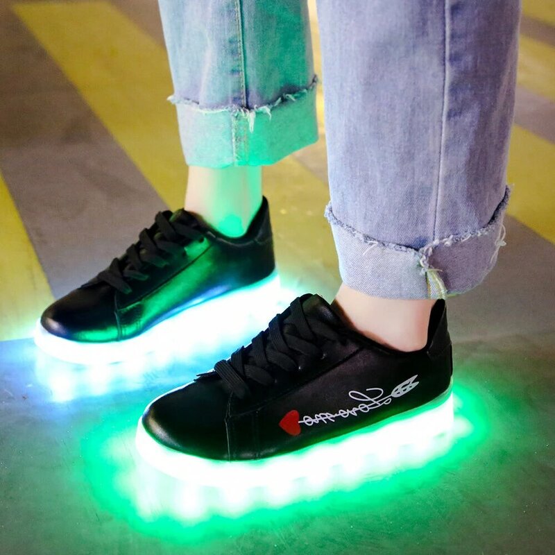 2021ใหม่ Usb ชาร์จไฟที่มีไฟสำหรับผู้หญิงผู้ชาย LED รองเท้า Lighted Up Sole ผู้ใหญ่ Lady Wing สีดำ