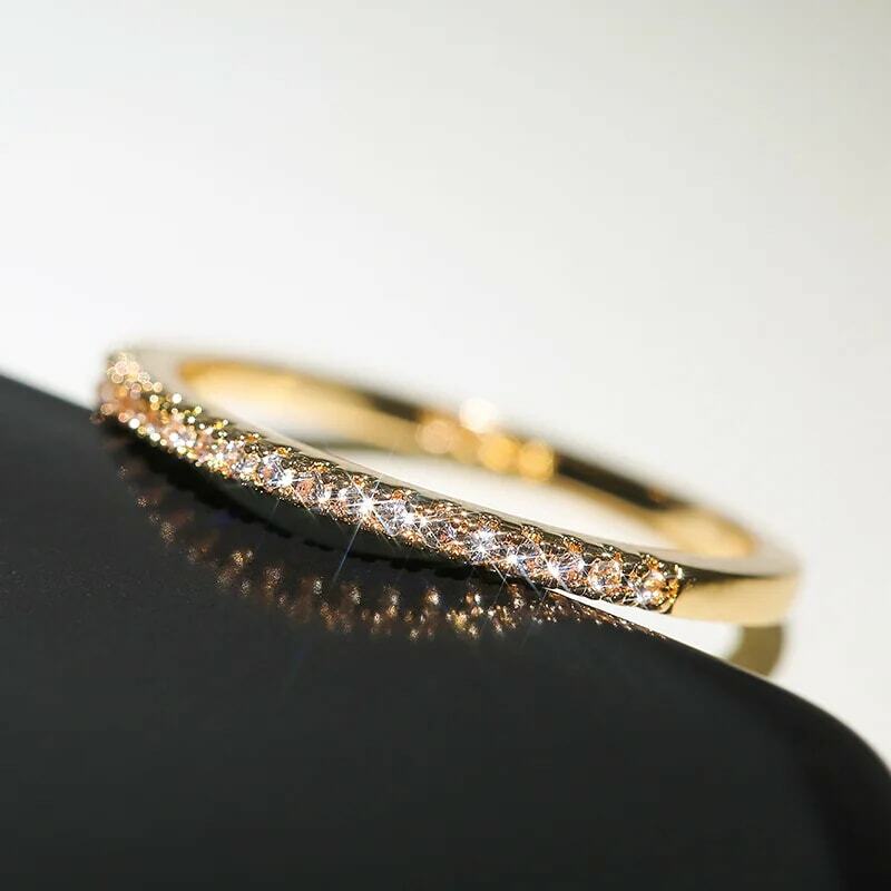 Huitan cincin tipis minimalis wanita, perhiasan cincin jari wanita serbaguna kualitas tinggi zirkon kubik brilian pernikahan untuk wanita