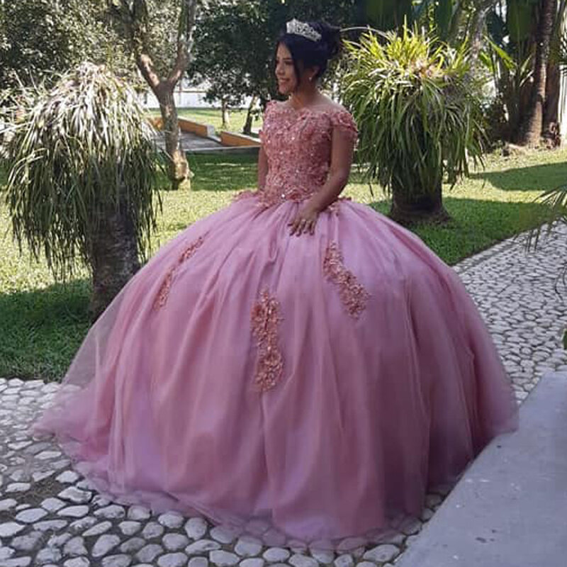 핑크 숄더 볼 가운 Quinceanera 드레스 수제 꽃 아플리케 레이스 스위트 16 파티 파티 가운 Vestidos 드 15