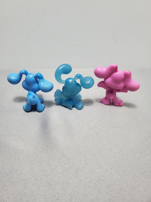 Игрушечная модель голубой пятнистой собаки со смайликом