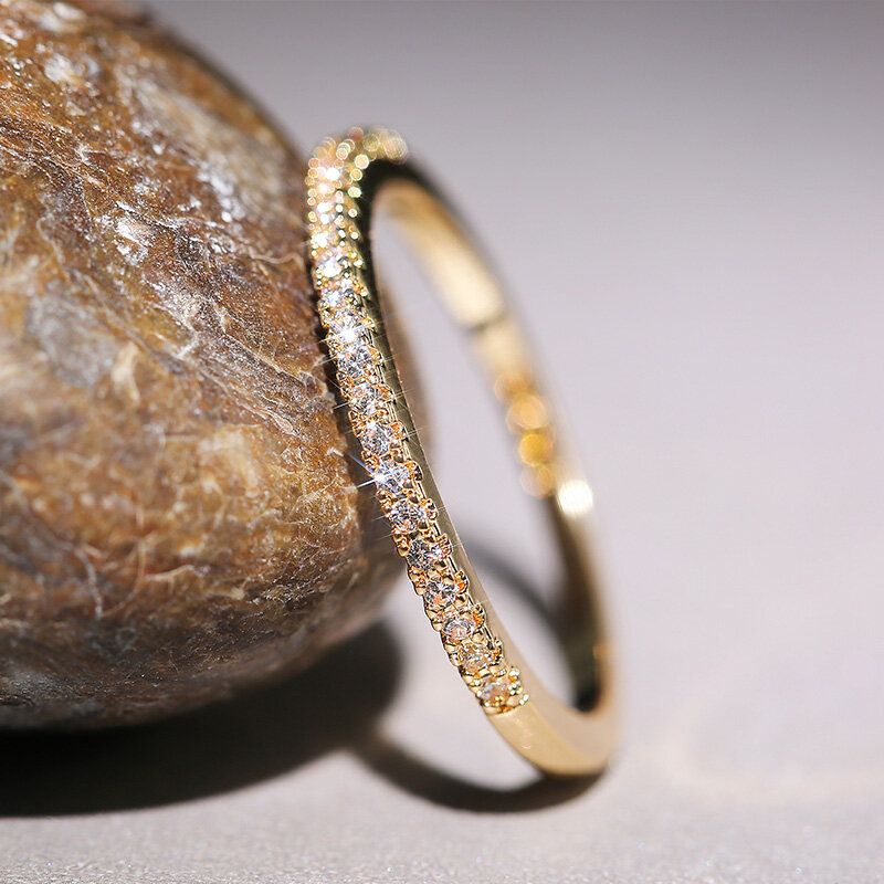 Huitan cincin tipis minimalis wanita, perhiasan cincin jari wanita serbaguna kualitas tinggi zirkon kubik brilian pernikahan untuk wanita