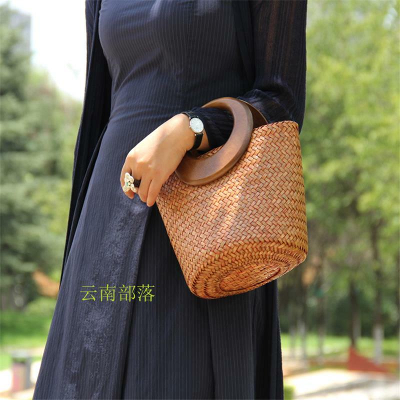 여성용 오리지널 손으로 짠 레트로 밀짚 파우치, 새로운 나무 손잡이 핸드백, 패션 버킷 a6102, 24x18cm