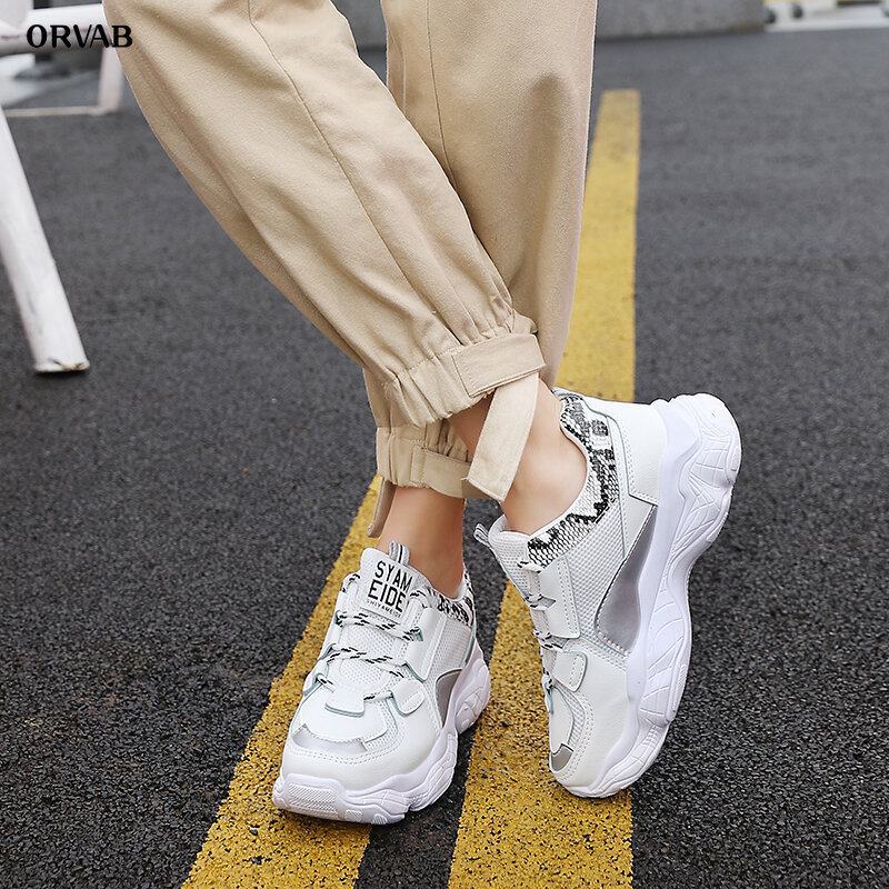 Zapatillas blancas de mujer a la moda Zapatillas de plataforma alta suela gruesa primavera otoño verano Zapatos transpirables para papá zapatos casuales de mujer
