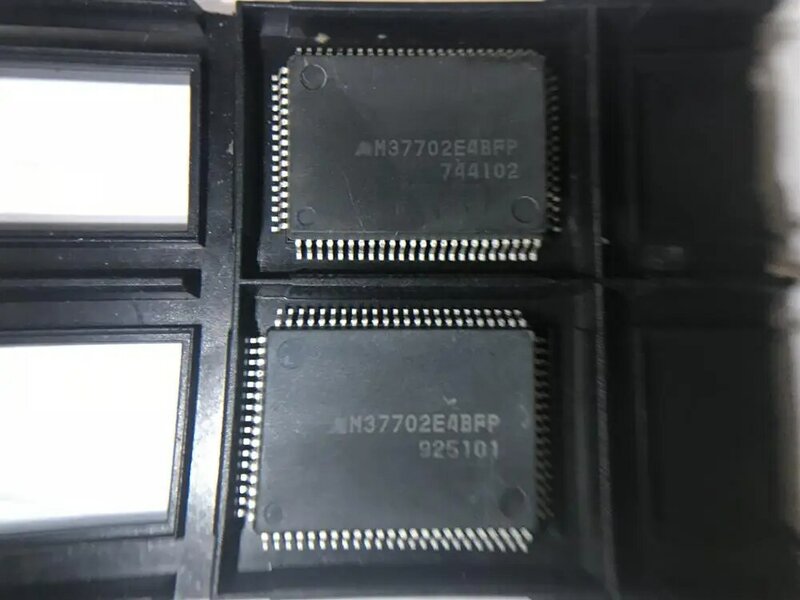 2 pezzi M37702E4BFP mm37702 componenti elettronici chip IC