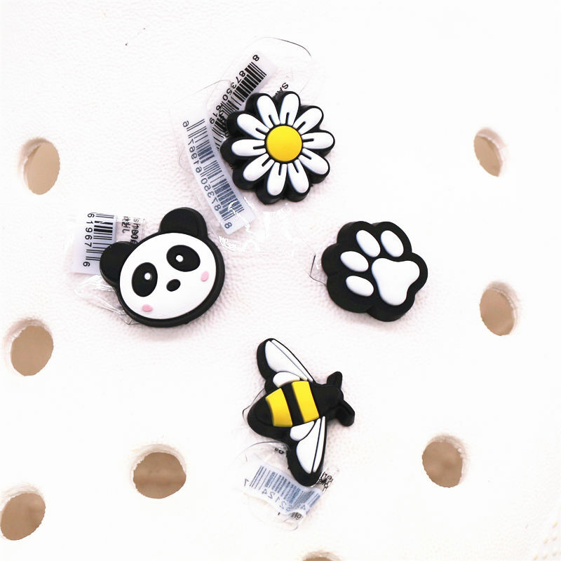 Drop Shipping Panda Footprint Shoe Charms Accessoires Leuke Daisy En Bee Schoenen Gesp Decoratie Fit Polsband Party Kids Geschenken