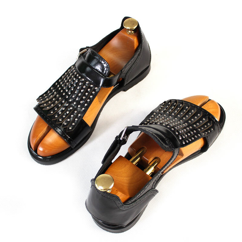Oco para fora franja marca rebite sandálias de couro genuíno dos homens fivela cinta gladiador sandália verão masculino calçado flip flops