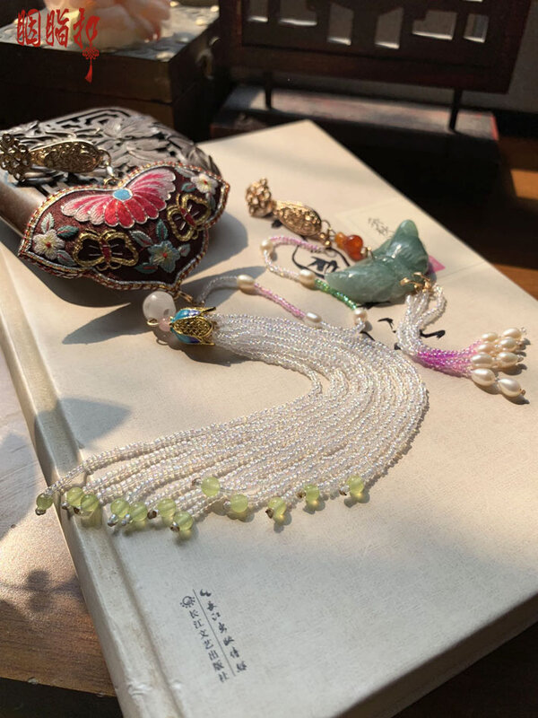 Xiang Si chino famoso Su bordado Jade mariposa cuello hebilla prensa solapa larga borla fragancia bolsa Hanfu accesorio