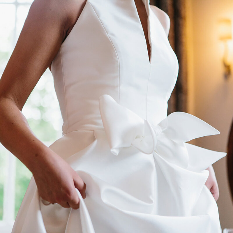 홀터 플레인 새틴 Bowknot 신부 가운 오프 화이트 백리스 사용자 정의 만든 플러스 크기 간단한 높은 목 웨딩 파티 드레스