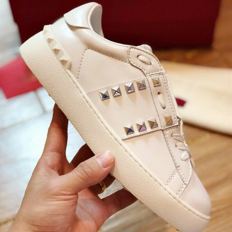 Sapatos brancos pequenos planos sapatos de couro casuais amantes de cinta de esportes. com sapatos de tijolo