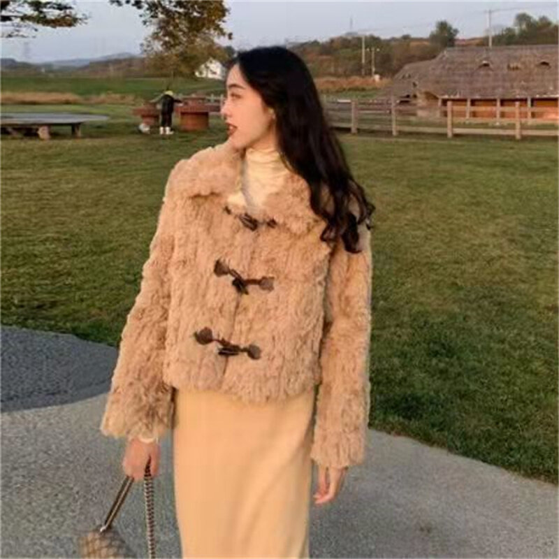 Cappotto di pelliccia corto Lmitate invernale da donna 2024 giacca di pelliccia di coniglio Rex imitazione coreana femminile maniche lunghe larghe cappotto addensato A700