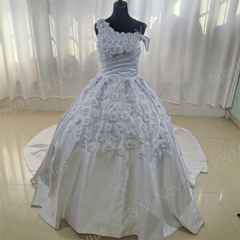 3D kwiaty z ramienia satynowa suknia ślubna seksowna słodka podłoga lub trenuj suknie ślubne Vestido De Noiva niestandardowy rozmiar Pluse