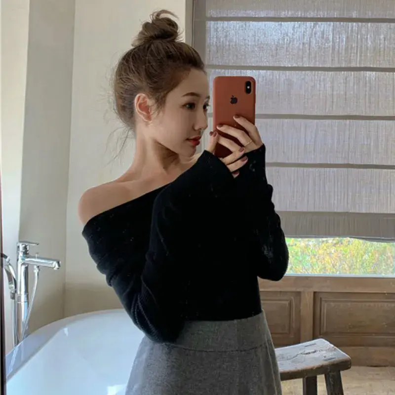 Off Shoulder Sweater wanita, elegan kerah Slash elastis lengan panjang Pullover Solid cocok pakaian luar Korea Chic