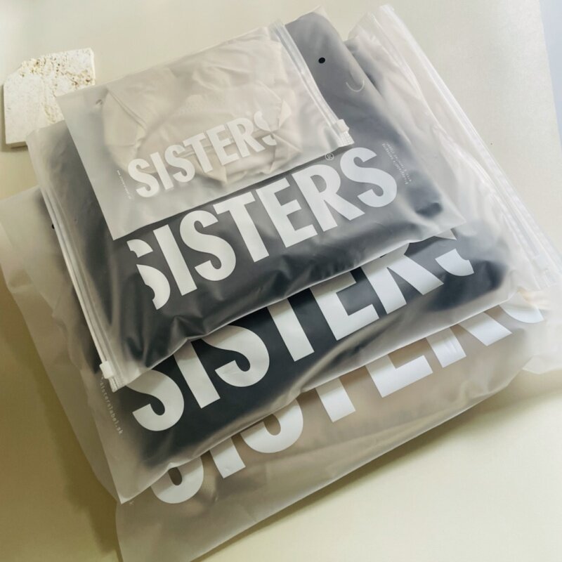 Produk kustom tas kemasan ritsleting plastik hitam Frosted Matte kustom untuk pakaian tas geser dengan Logo untuk pakaian