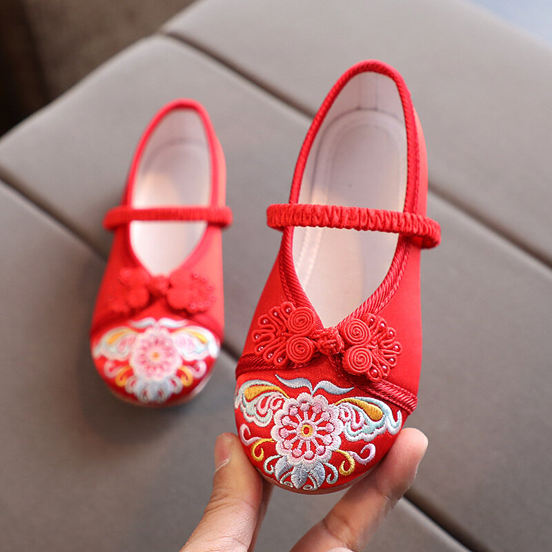 Nuove scarpe per bambini con ricamo fatto a mano scarpe con superficie in tessuto in stile cinese per ragazze eleganti scarpe Hanfu con motivo floreale tradizionale