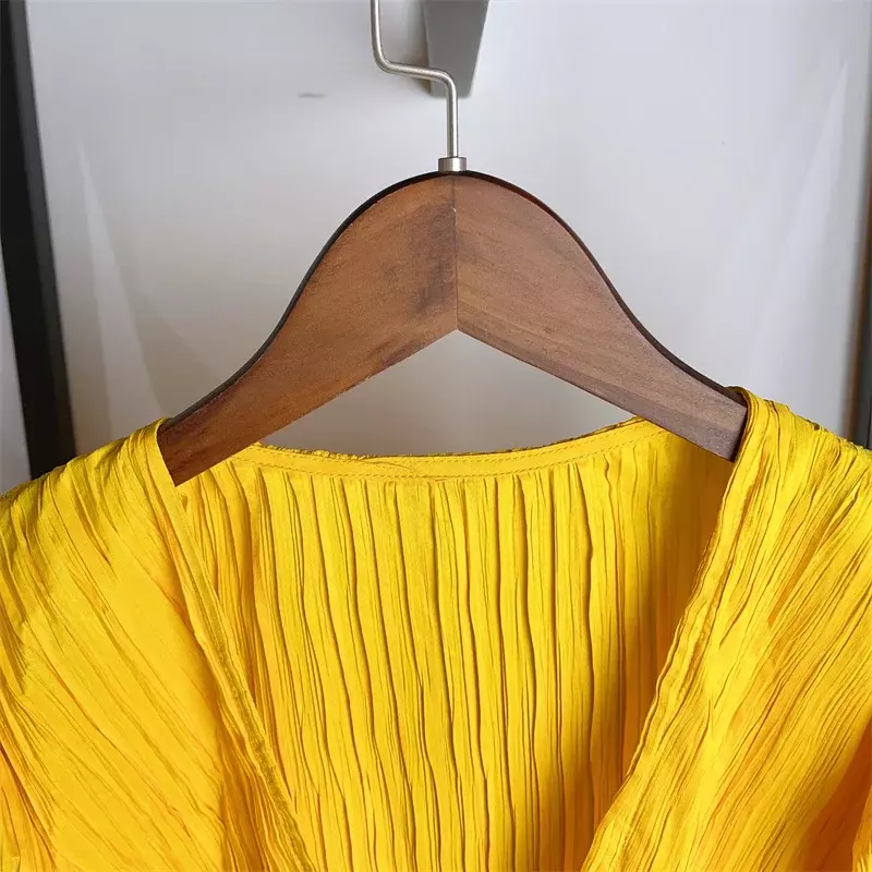 Gaun kuning berlipat wanita, jubah Mini 2024 musim panas manis lengan Puff pinggang elastis kerah V