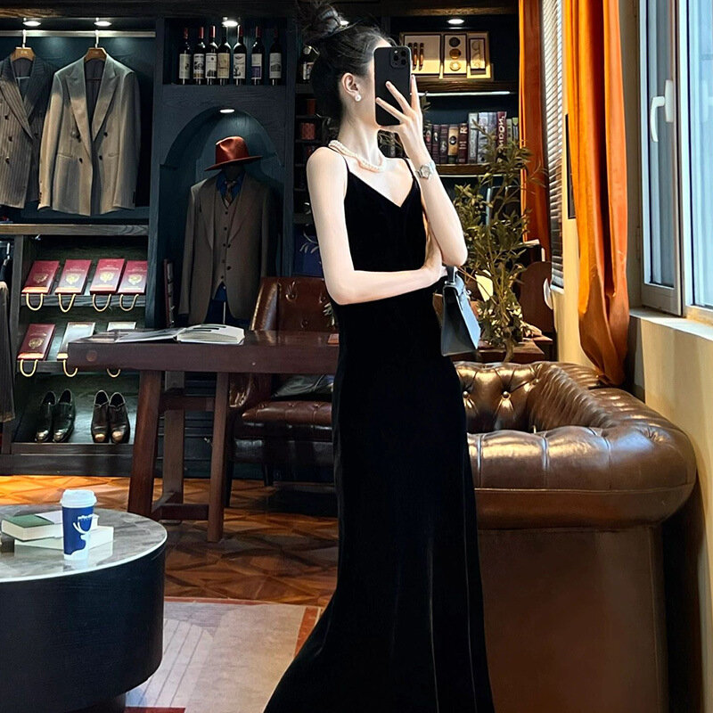 Autunno 2024 New Old-Money Style-Retro drappo nero-abito da sera in velluto con bretelle lunghe