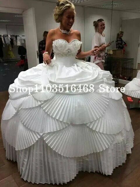 夢のようなふわふわの白い結婚式のドレス、ヴィンテージのピンツシース、ダイヤモンドのappique、ケーキショップ