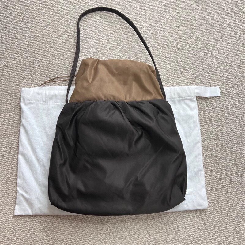 Wysokiej jakości niszowa nylonowa plisowana torba chmurowa na nadgarstek pojemna torba pojedyncza torba na ramię pod pachę dla kobiet