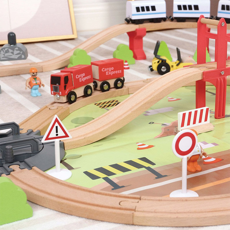 Trem de madeira tema de engenharia urbana para crianças, trilha de emenda elétrica, blocos de construção educacionais, brinquedos montados para meninos, carro