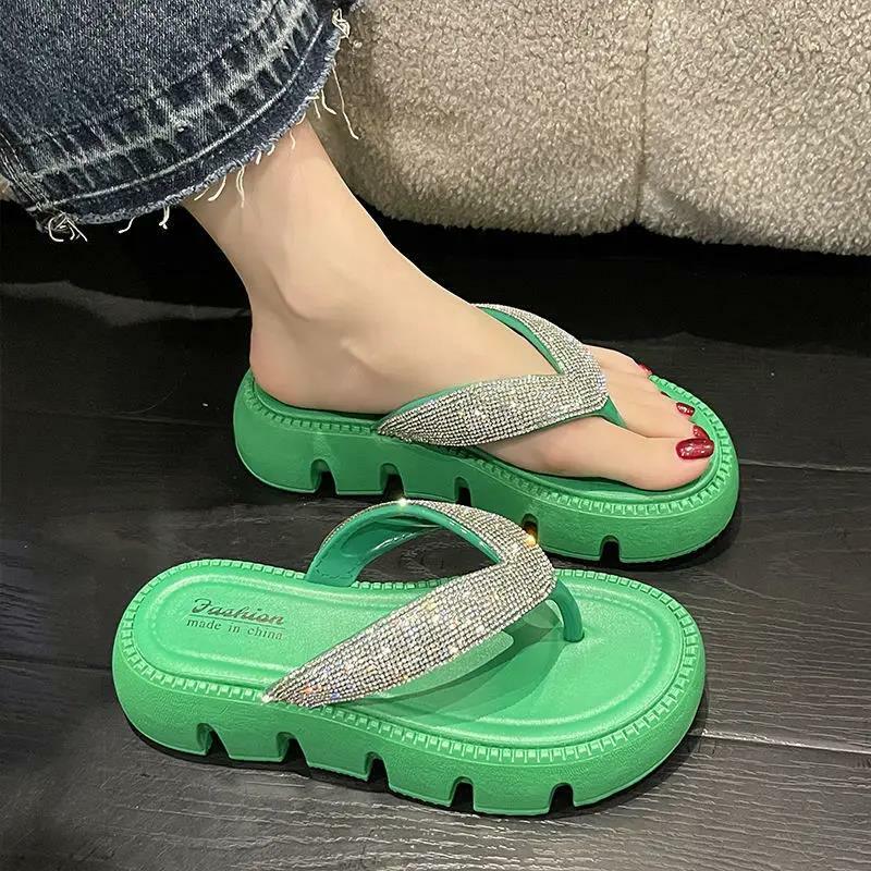 Sandal jepit berlian imitasi berkilau baru Musim Panas 2024 sepatu wanita Flip-flop kelas tinggi
