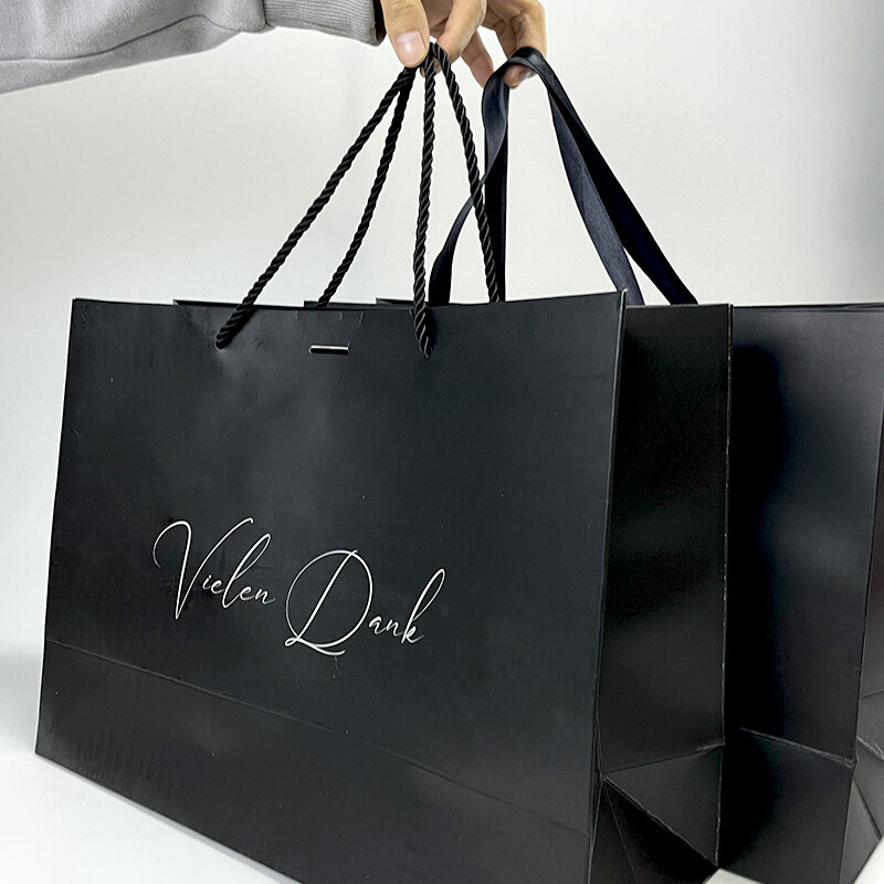Bolsas de papel de regalo con logotipo personalizado, papel de aluminio dorado impreso, bolsa de embalaje de compras barata con asas, envío rápido, negro