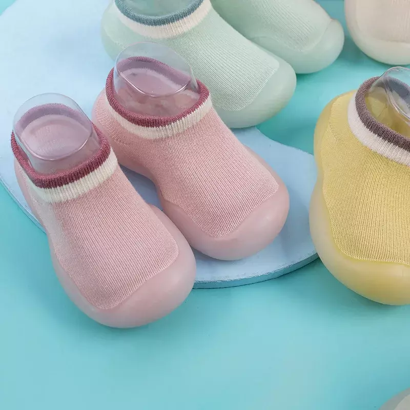 Nowonarodzone chłopięce dziewczęce skarpetki buty Unisex z antypoślizgową podłogą pierwsze chodziki dziecięce miękkie gumowe podeszwa niemowlę jednokolorowe buty