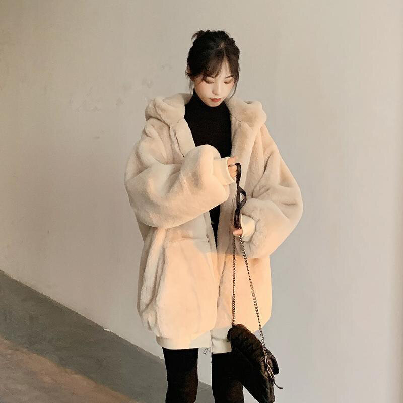 Moda pluszowy płaszcz damska zimowa imitacja futro królika Rex trawa luźna średniej długości 2023 nowy z kapturem, gruba płaszcz