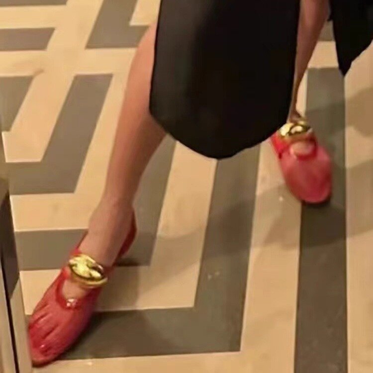 Zapatos de Ballet de fondo plano ahuecados de Red de pesca con hebilla de Metal rojo con correa de línea recta Mary Jane, sandalias de zapatos para mujer