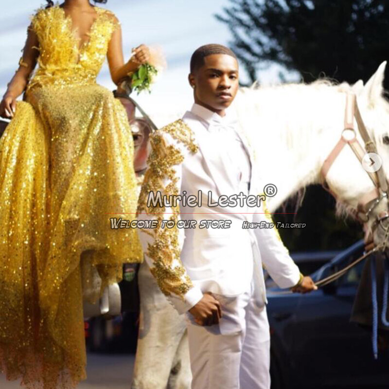 Luksusowe garnitury z koralikami mężczyźni z złote aplikacje białymi smokingi ślubne pana młodego szyte na miarę kurtka jednorzędowa spodnie 2 sztuki sukienka