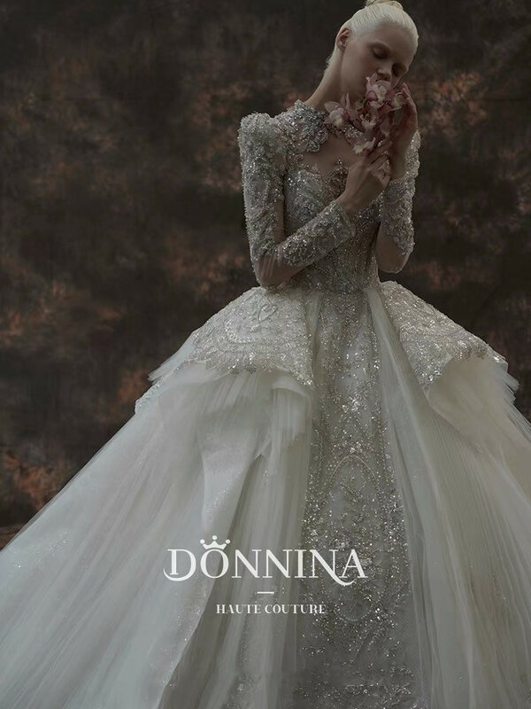 Luksusowe suknie ślubne koronkowe z paskiem wysadzanym kryształkami metalowy sąd pociąg cekiny na szyję z długim rękawem wzburzyć lśniąca suknia ślubna typu princeska