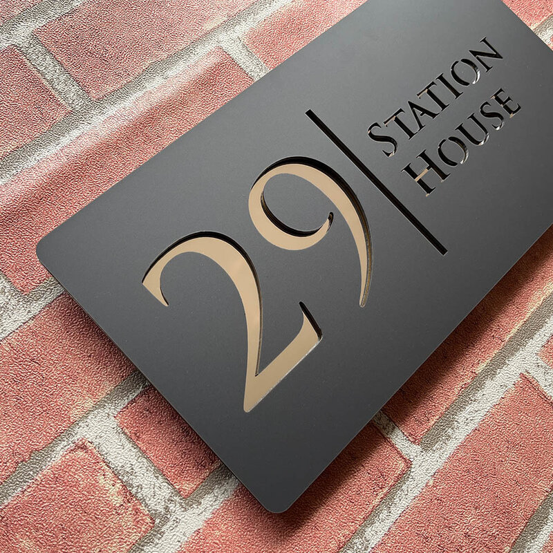 Potongan Laser dipersonalisasi 28cm akrilik Modern 3D rumah mengambang tanda nomor jalan luar ruangan Keluarga Nama plakat Matte hitam abu-abu