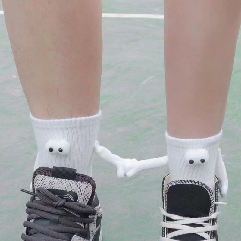 Chaussettes de couple à aspiration magnétique 3D pour femmes, chaussettes de dessin animé, coton, respirantes, confortables, mignonnes, belles mains dans la main, 2 paires