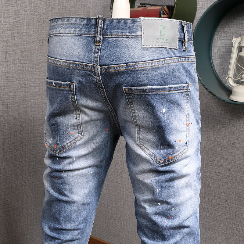 Moda Streetwear mężczyźni dżinsy światło Retro niebieskie rozciągliwe dopasowanie porwane jeansy męskie malowane projektant elastyczne hip-hopowe spodnie z dziurą Hombre