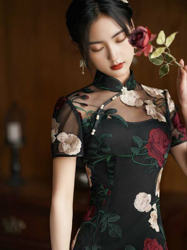 Schwarze Spitze bestickte Blume Cheong sam Frühling Sommer neue Retro verbesserte junge Frauen Kleidung Frauen elegante tägliche Qipao