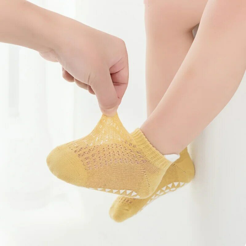 Летние детские носки для мальчиков и девочек, модные простые Стильные носки для младенцев, мягкие хлопковые сетчатые тонкие Нескользящие напольные носки для малышей
