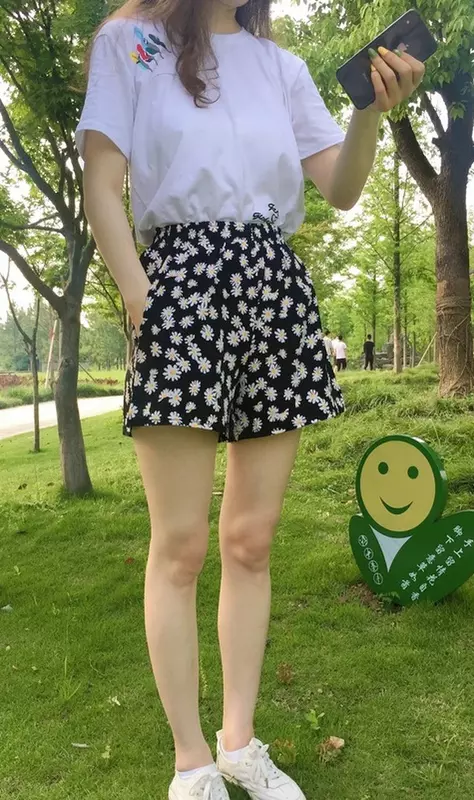 Celana pendek longgar Polka Dot Daisy wanita, musim panas kasual Korea ukuran Plus pinggang tinggi sifon kaki lebar pakaian jalanan